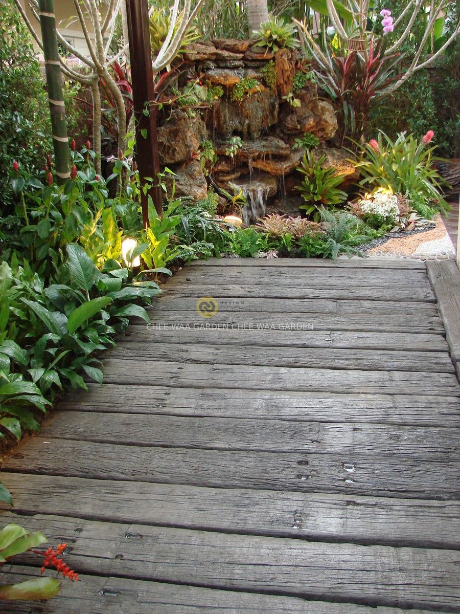 TROPICAL GARDEN