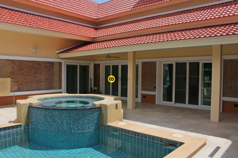 One storey house with swimming pool