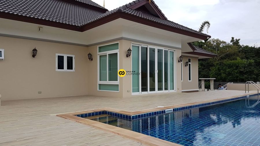 One storey house with swimming pool